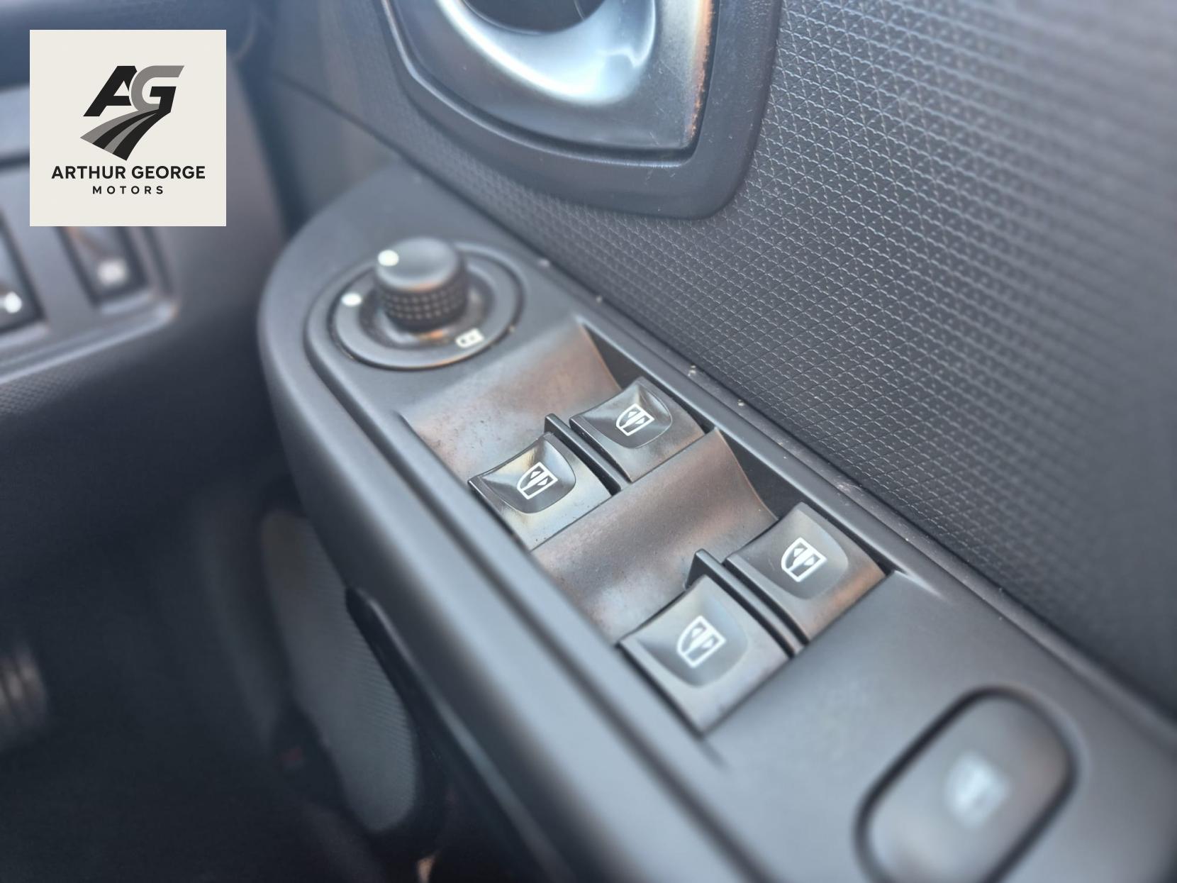 Renault Clio 1.5 dCi Dynamique S Nav Hatchback 5dr Diesel Manual Euro 6 (s/s) (90 ps)