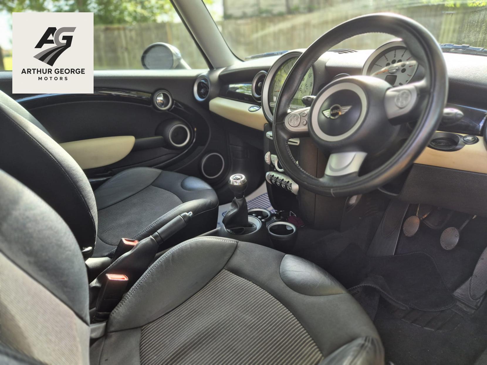 MINI Hatch 1.6 Cooper D Hatchback 3dr Diesel Manual Euro 4 (110 ps)