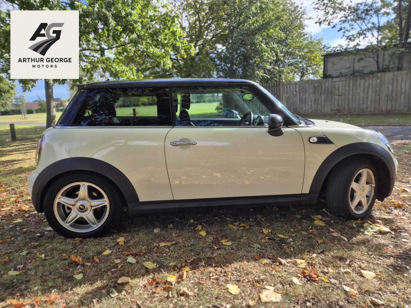 MINI Hatch 1.6 Cooper D Hatchback 3dr Diesel Manual Euro 4 (110 ps)