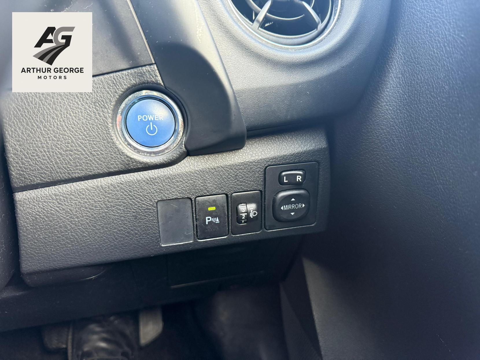 Toyota Auris 1.8 VVT-h Design Hatchback 5dr Petrol Hybrid CVT Euro 6 (s/s) (136 ps)