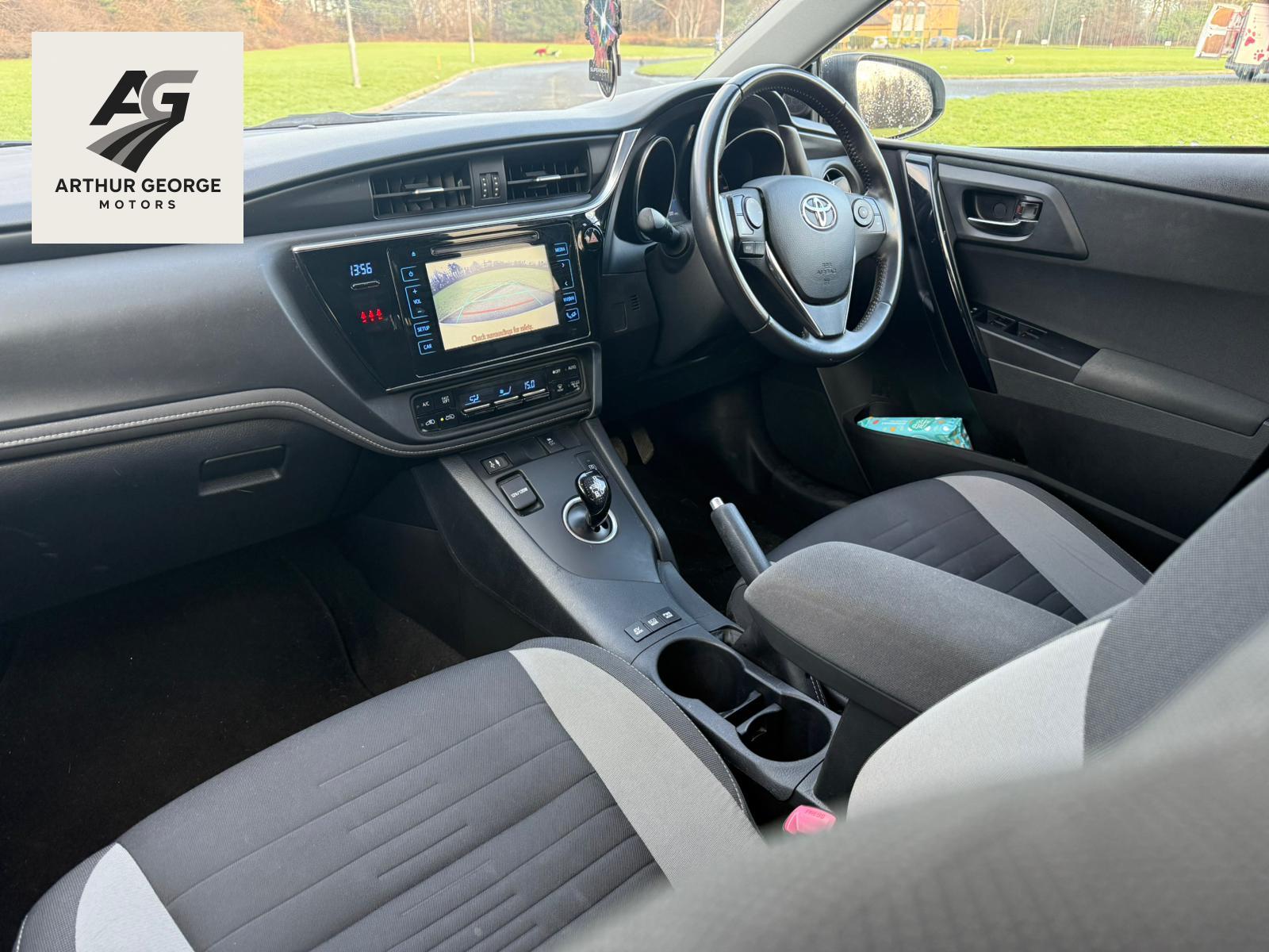 Toyota Auris 1.8 VVT-h Design Hatchback 5dr Petrol Hybrid CVT Euro 6 (s/s) (136 ps)