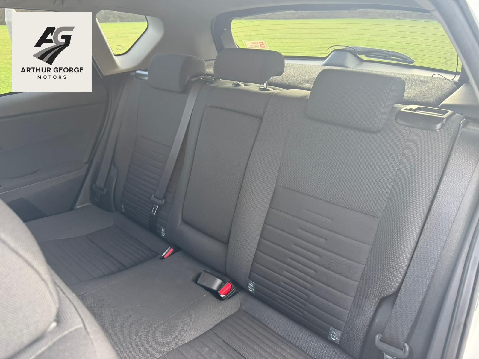 Toyota Auris 1.8 VVT-h Design Hatchback 5dr Petrol Hybrid CVT Euro 6 (s/s) (136 ps)