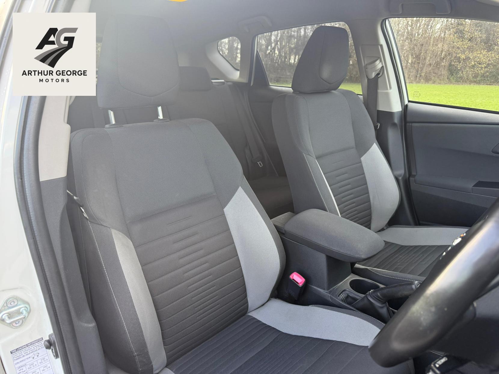 Toyota Auris 1.8 VVT-h Design Hatchback 5dr Petrol Hybrid CVT Euro 6 (s/s) (136 ps)