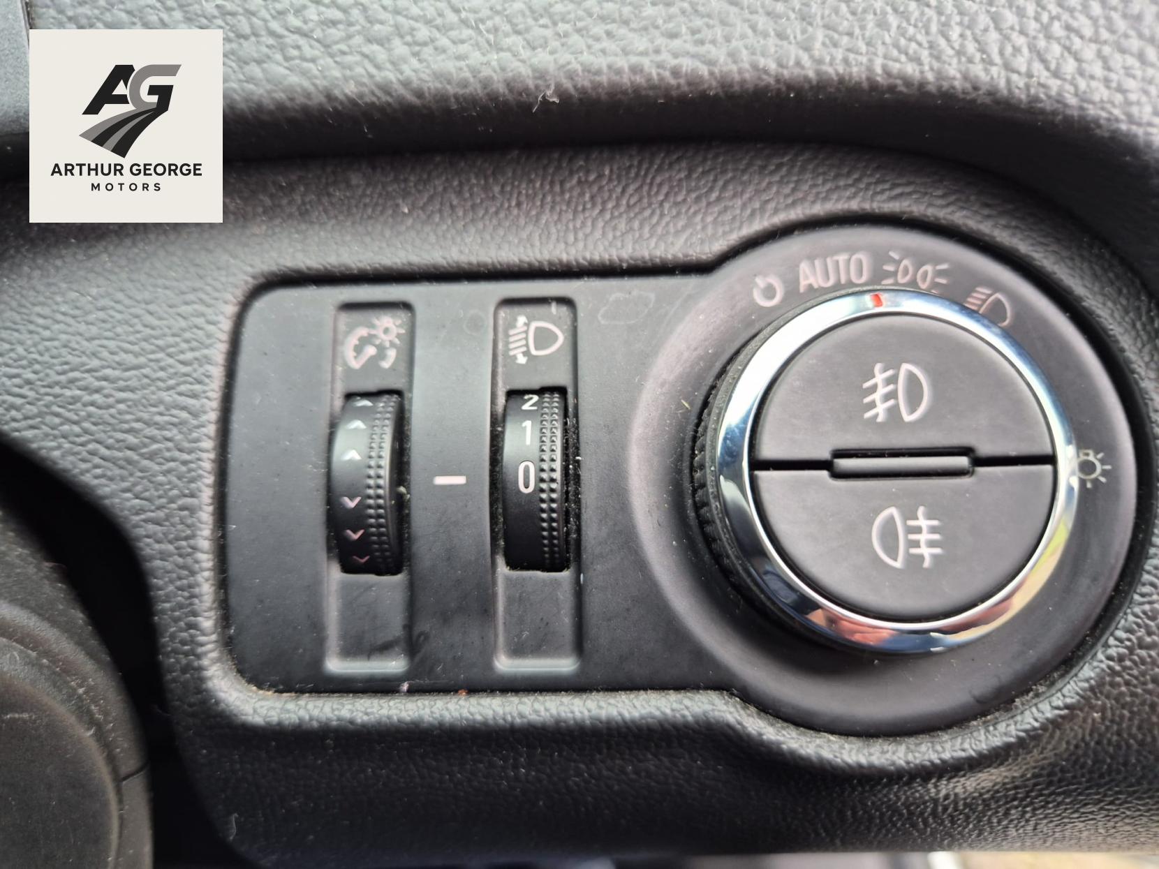 Vauxhall Insignia 1.8 16V Exclusiv Hatchback 5dr Petrol Manual Euro 5 (140 ps)